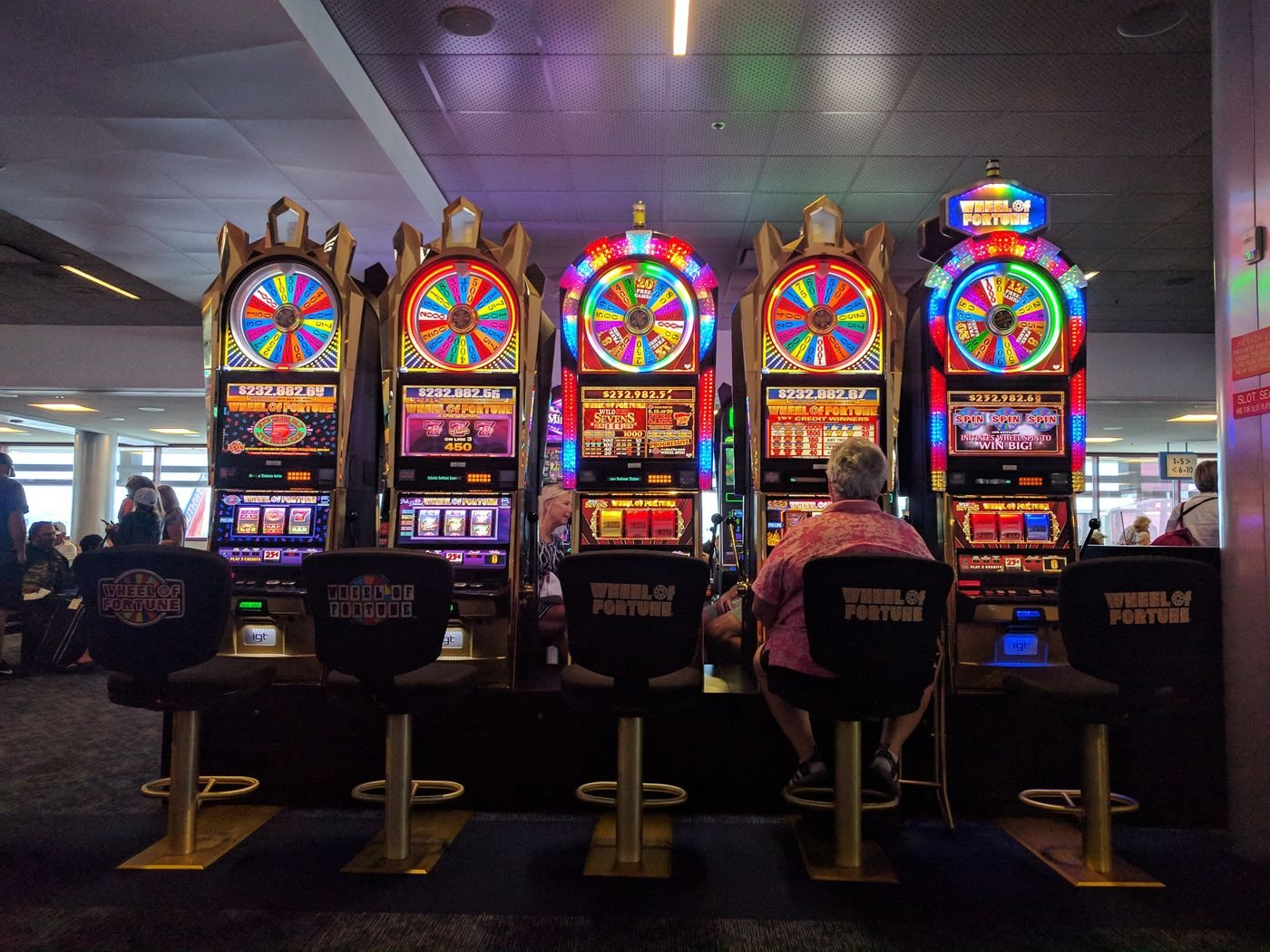 Rangée de machines à sous Wheel of Fortune dans un hall